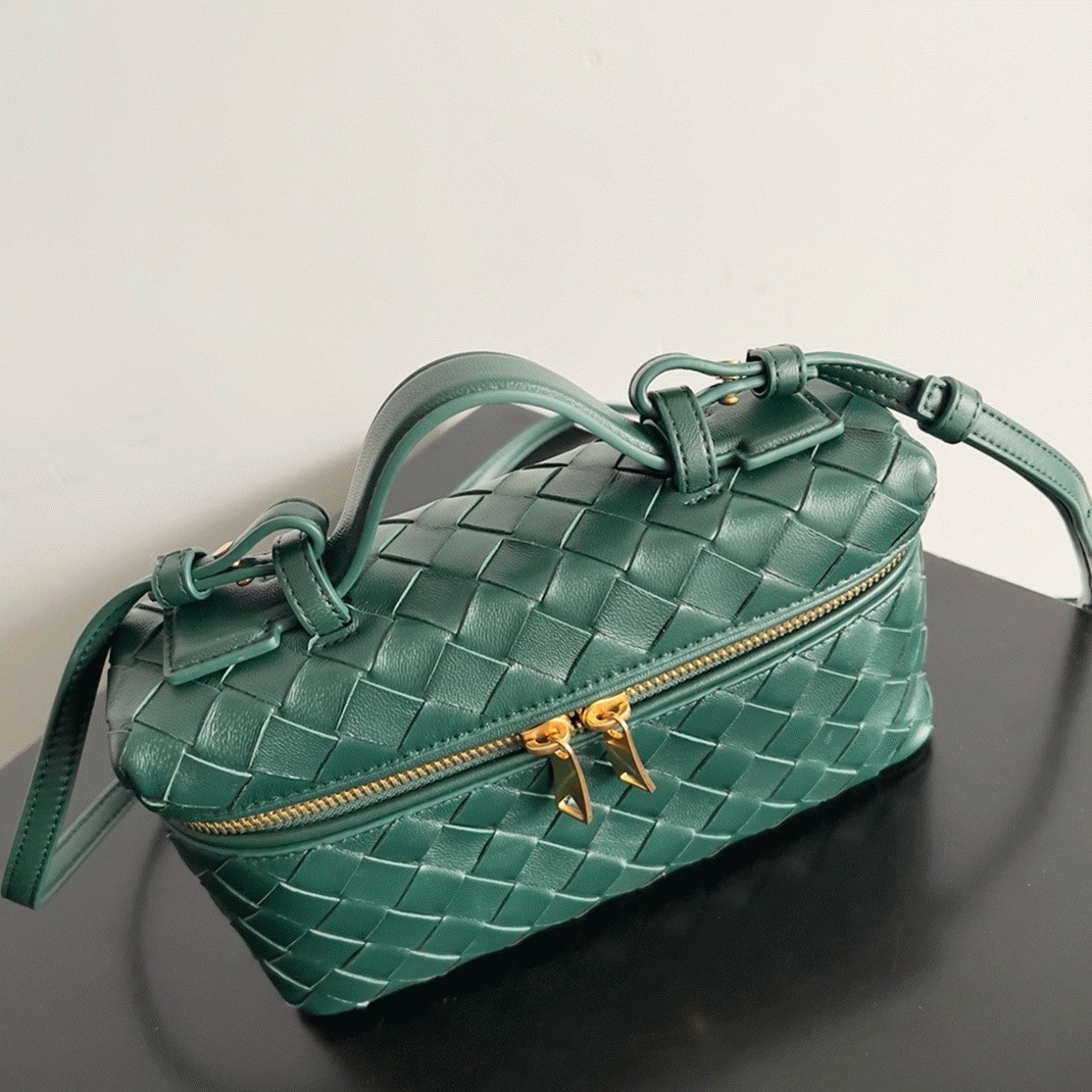 Fake B0tt*ga Ven*ta Bang Bang Vanity Case Green