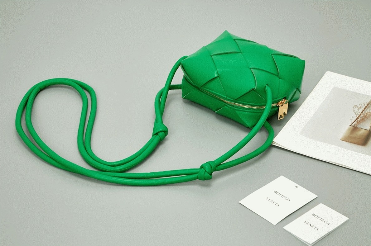 Fake B0tt*ga Ven*ta Mini Cassette Camera Bag Parakeet
