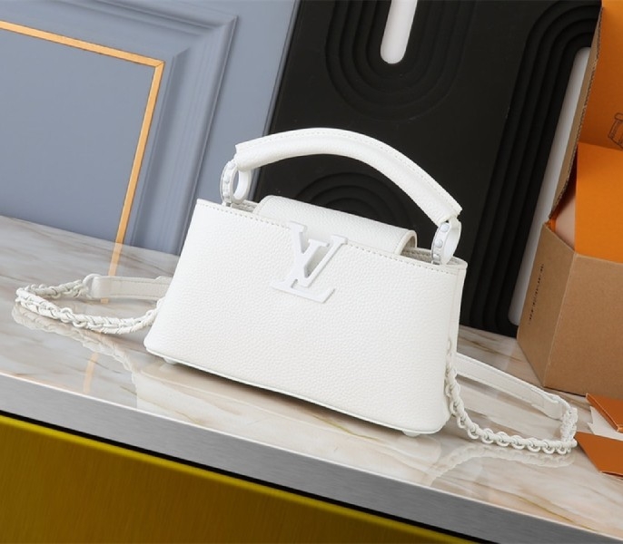 L0vis Vvtt0n Capucines East-West Mini Handbag In Optic White