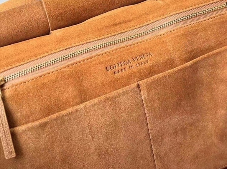Top Quality Fake B0tt*ga Ven*ta Arco Medium Bag In Caramel