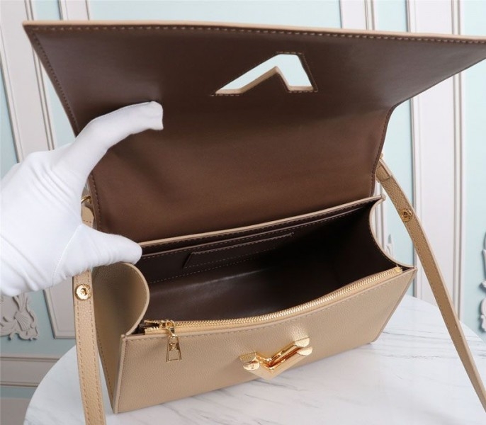 L0vis Vvtt0n Twist One Handle MM Handbag In Beige