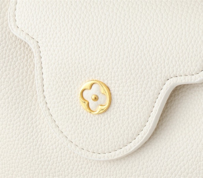 L0vis Vvtt0n Capucines BB Handbag In Quartz White