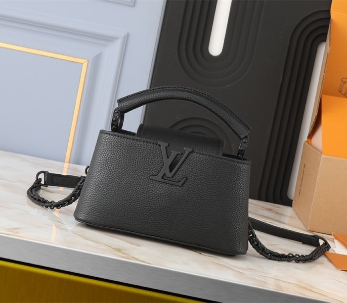L0vis Vvtt0n Capucines East-West Mini Handbag In All Black