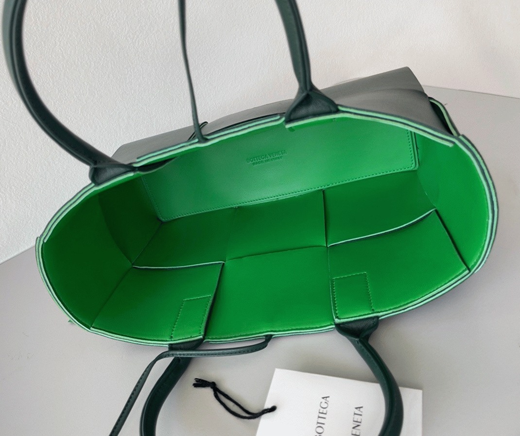Fake B0tt*ga Ven*ta Arco Medium Tote Green