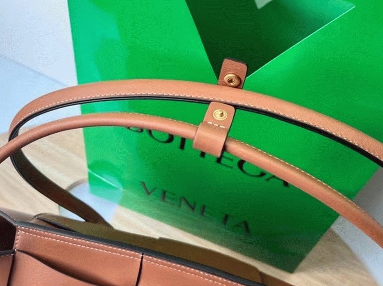 Top Quality Fake B0tt*ga Ven*ta Arco Small Bag In Caramel Intrecciato Calfskin