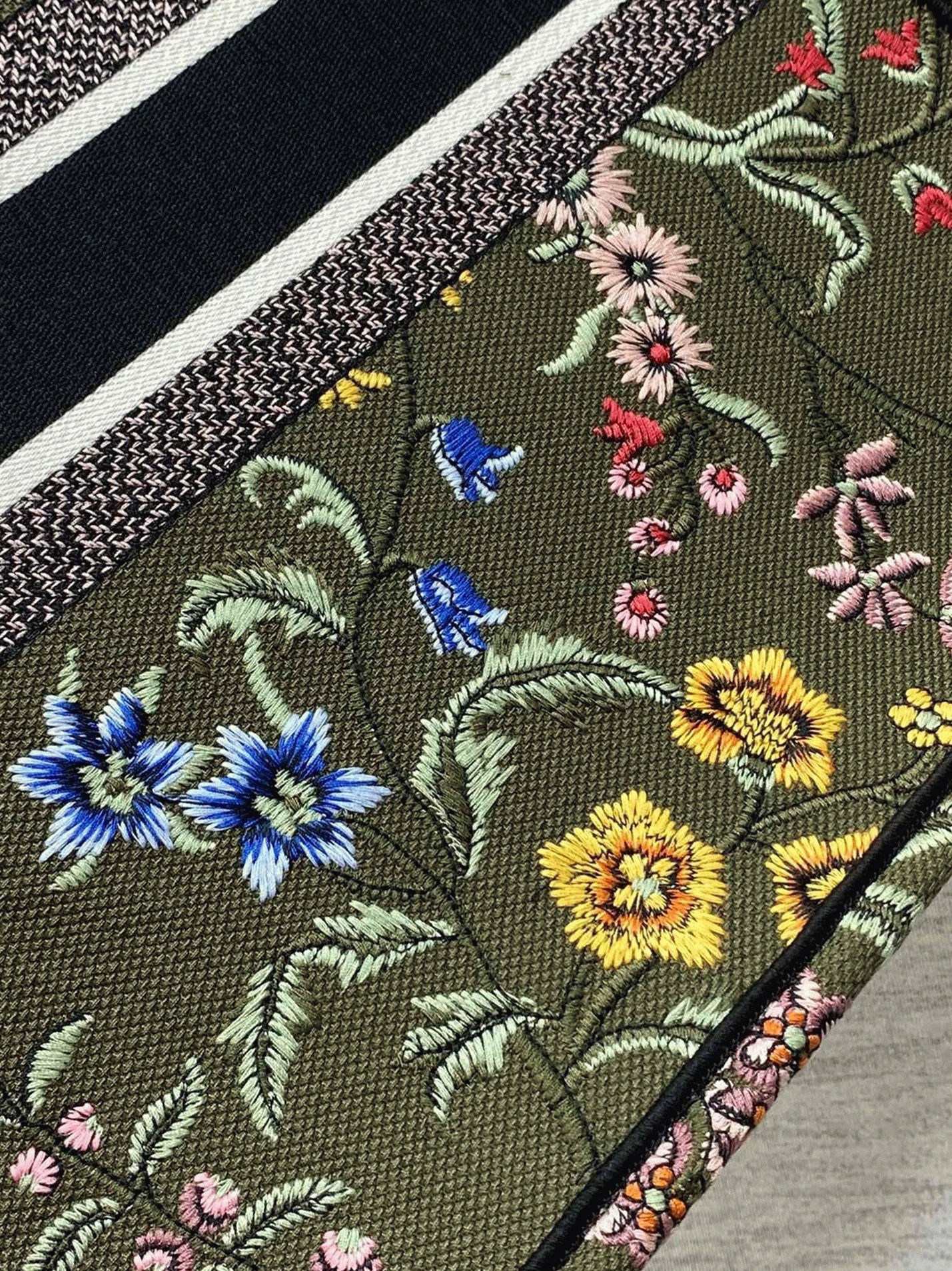 D10r Large Book Tote Bag Imitation in Green D10r Petites Fleurs Embroidery