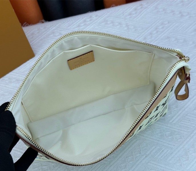 L0vis Vvtt0n Monogram Craggy Voyage Souple Pochette In Vanilla