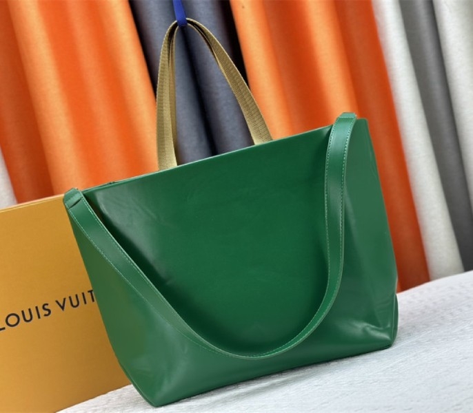 L0vis Vvtt0n Other Leathers Shopper Cabas MM Tote In Green