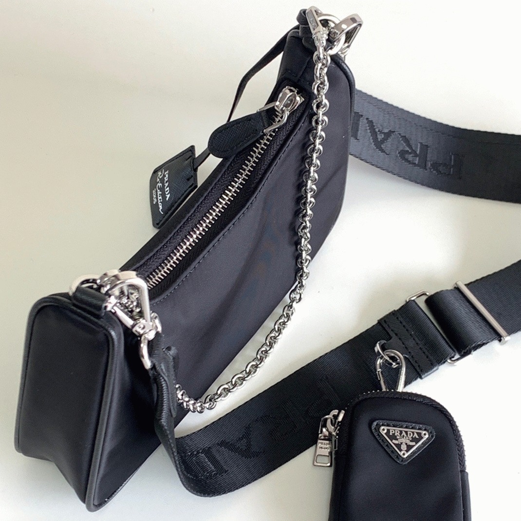 Pra*a Re-Edition Shoulder Bag Fake in Black