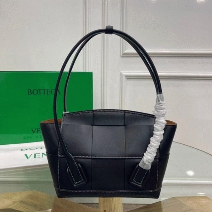 Top Quality Fake B0tt*ga Ven*ta Arco Small Bag In Black Intrecciato Calfskin