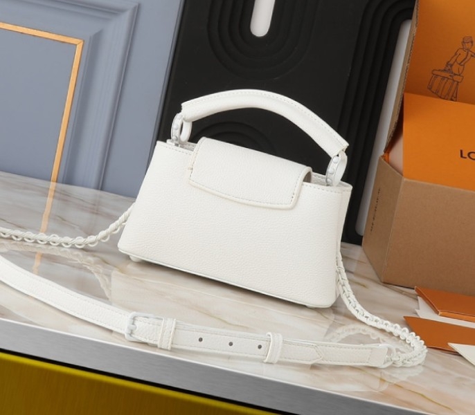 L0vis Vvtt0n Capucines East-West Mini Handbag In Optic White