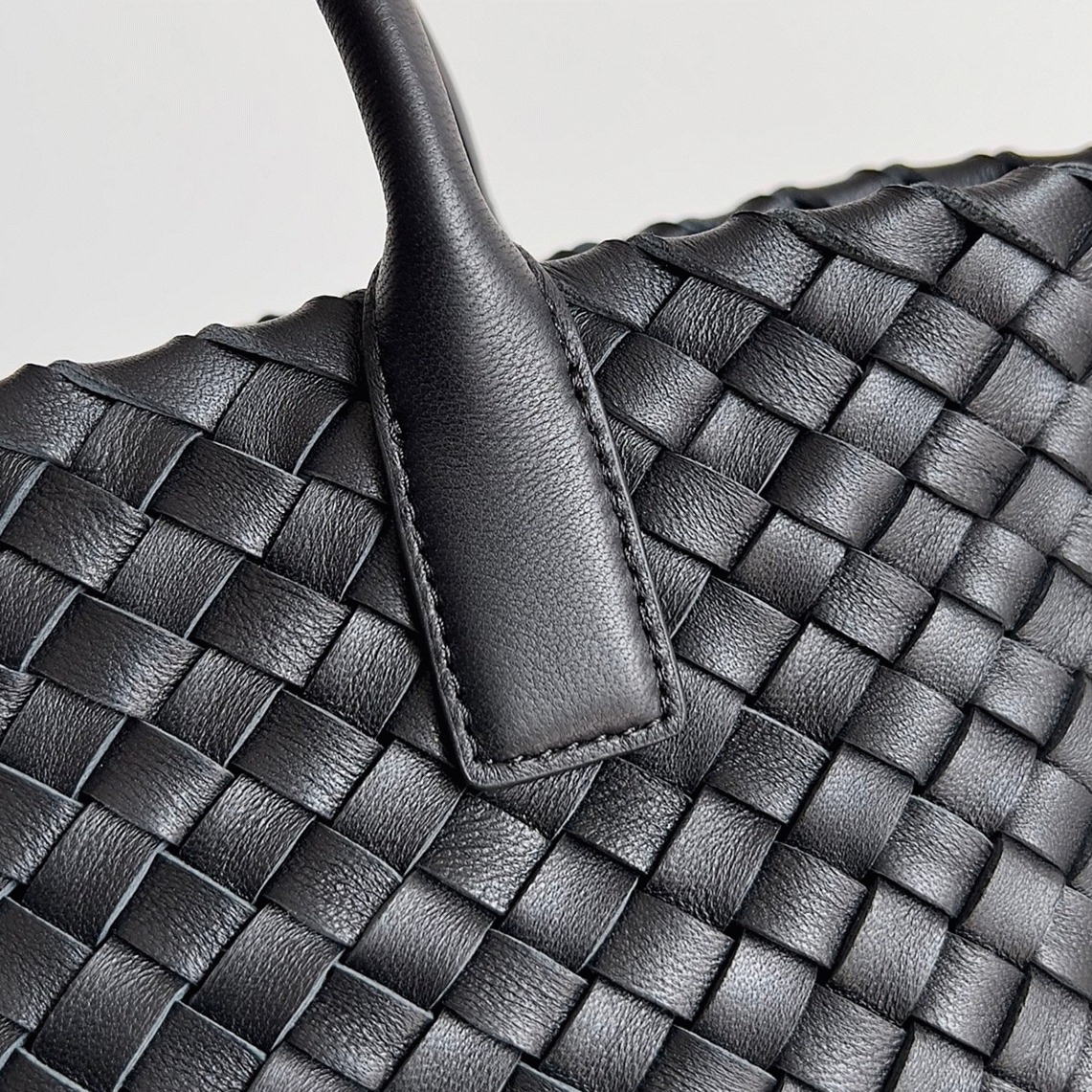 Top Quality Fake B0tt*ga Ven*ta Cabat Mini Bag In Black Intrecciato Lambskin