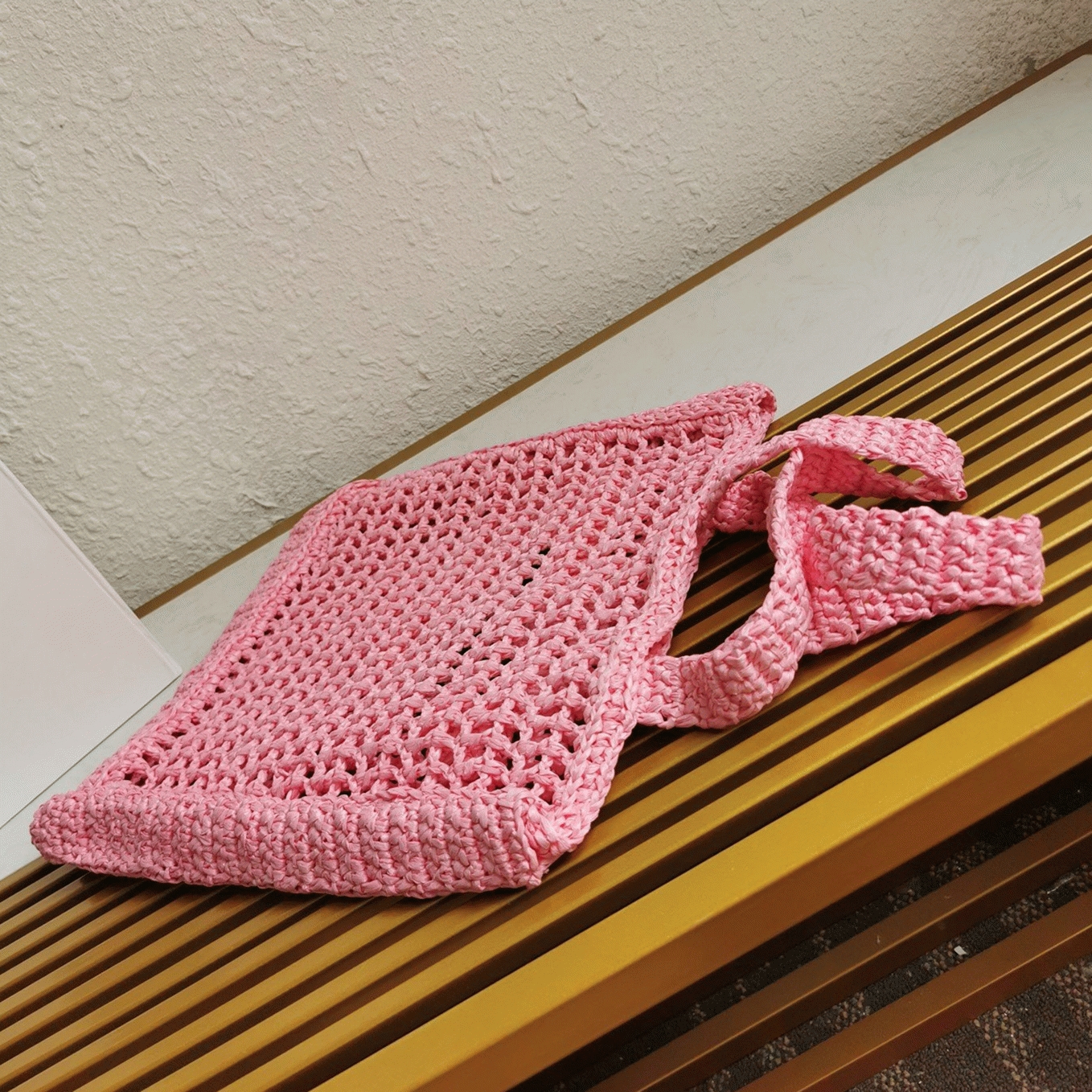Pra*a Small Tote Bag Imitation in Pink Woven Raffia