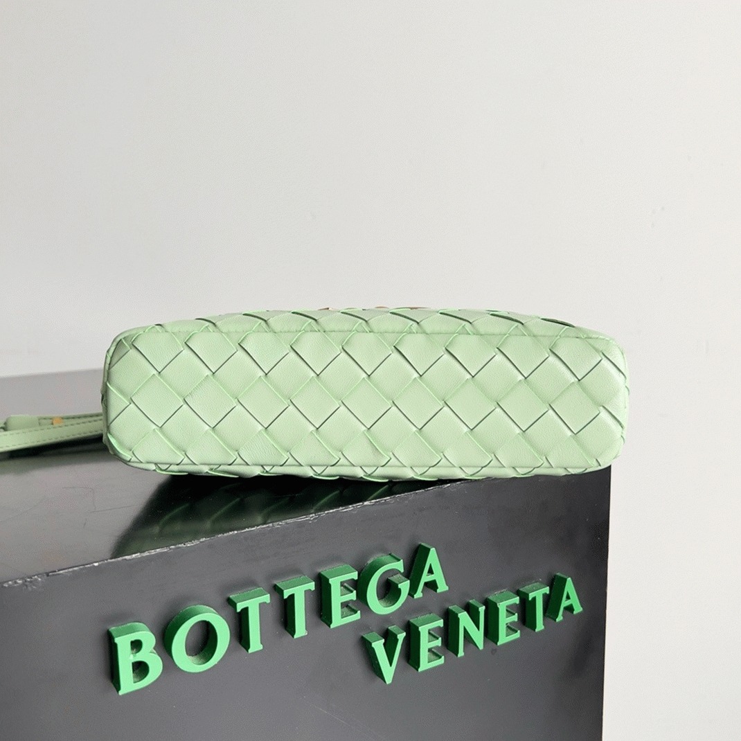 Fake B0tt*ga Ven*ta Bang Bang Vanity Case Mint