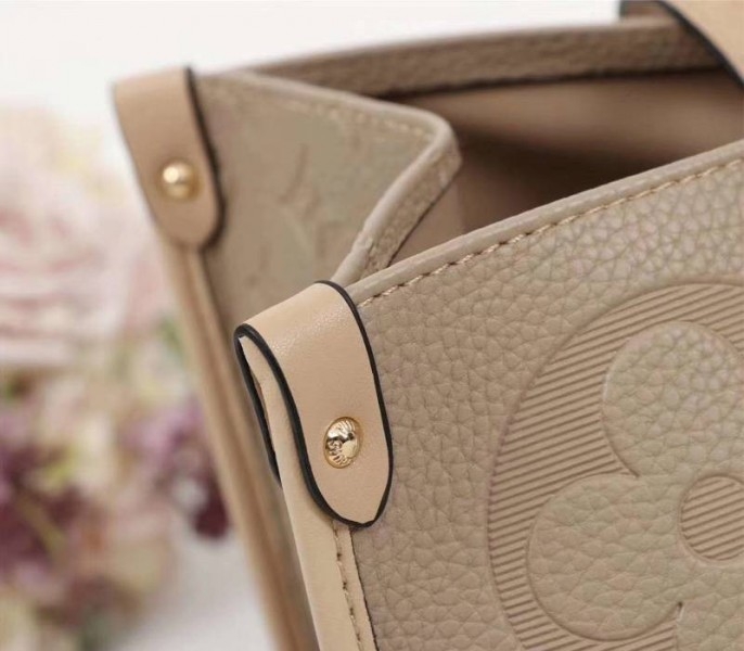 L0vis Vvtt0n Monogram Empreinte Giant Onthego GM Tote In Beige