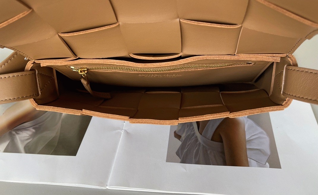 Top Quality Fake B0tt*ga Ven*ta Cassette Bag In Caramel