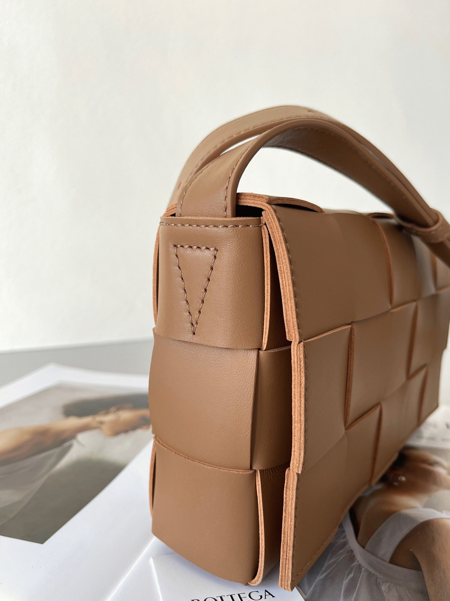 Top Quality Fake B0tt*ga Ven*ta Cassette Bag In Caramel