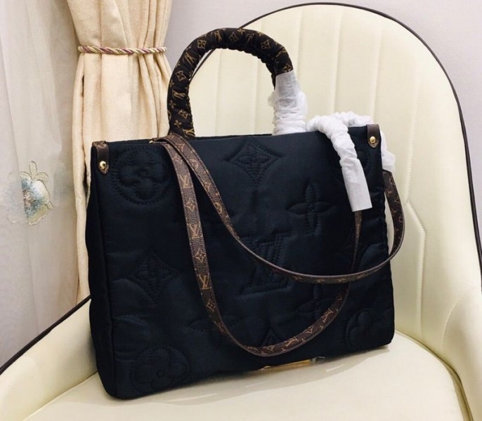 L0vis Vvtt0n Econyl Regenerated Nylon Onthego GM Tote In Black