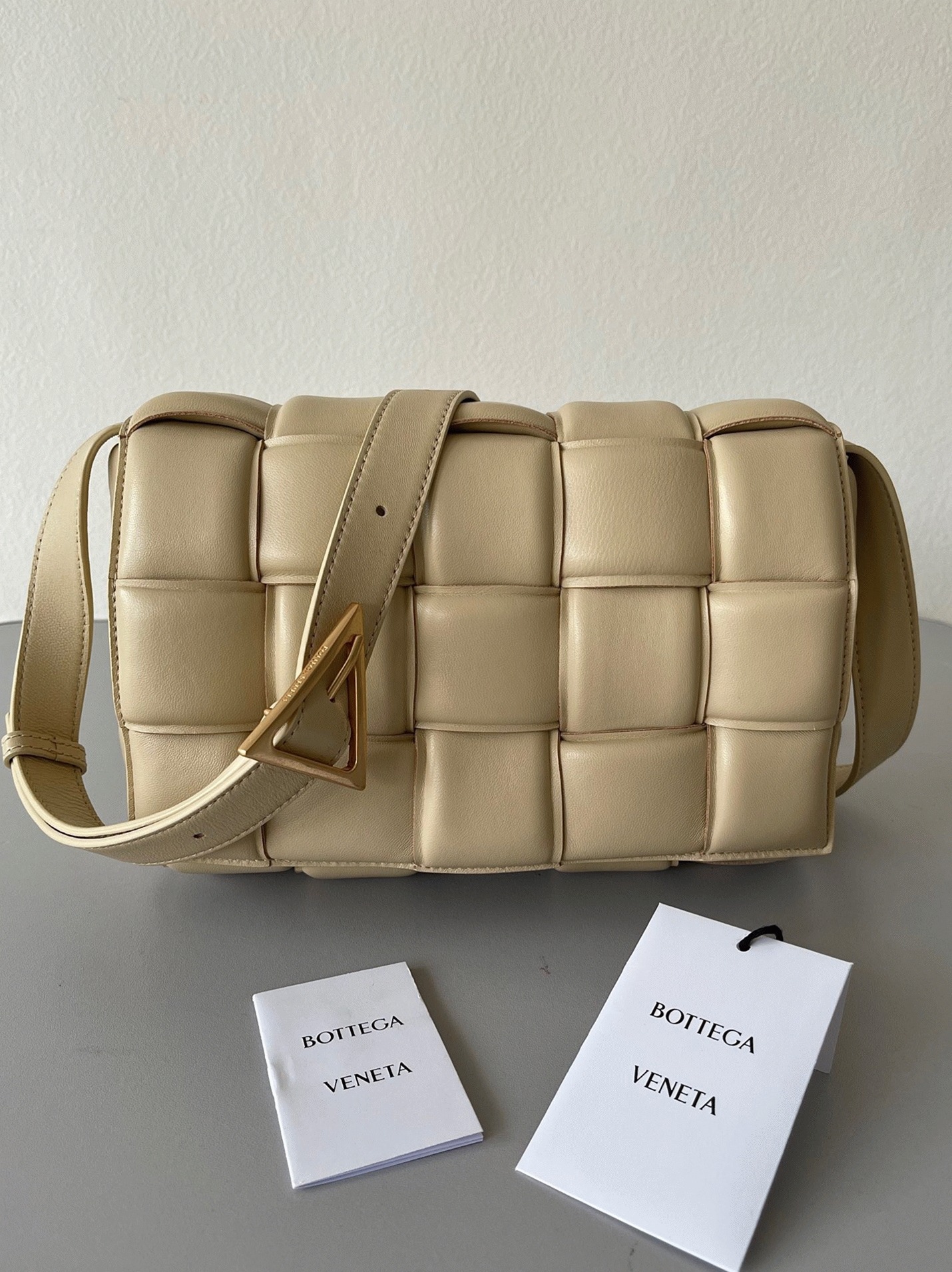 Top Quality Knockoff B0tt*ga Ven*ta Padded Cassette Bag In Porridge
