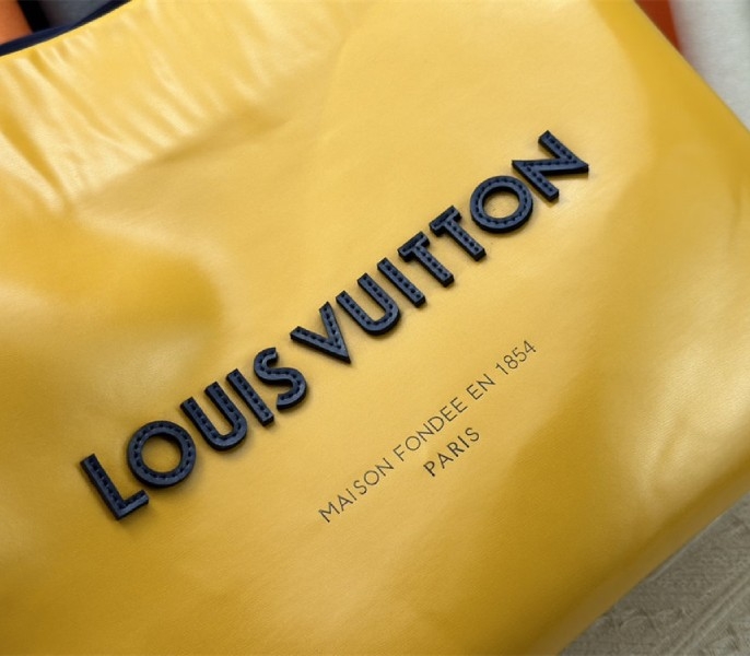 L0vis Vvtt0n Other Leathers Shopper MM Tote In Safran