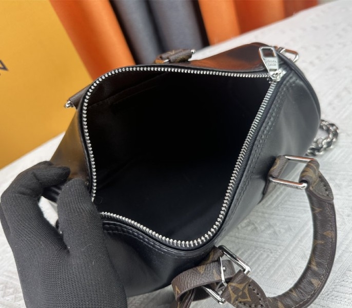 L0vis Vvtt0n Vibe Keepall Bandouliere 25 In Black And Monogram Canvas