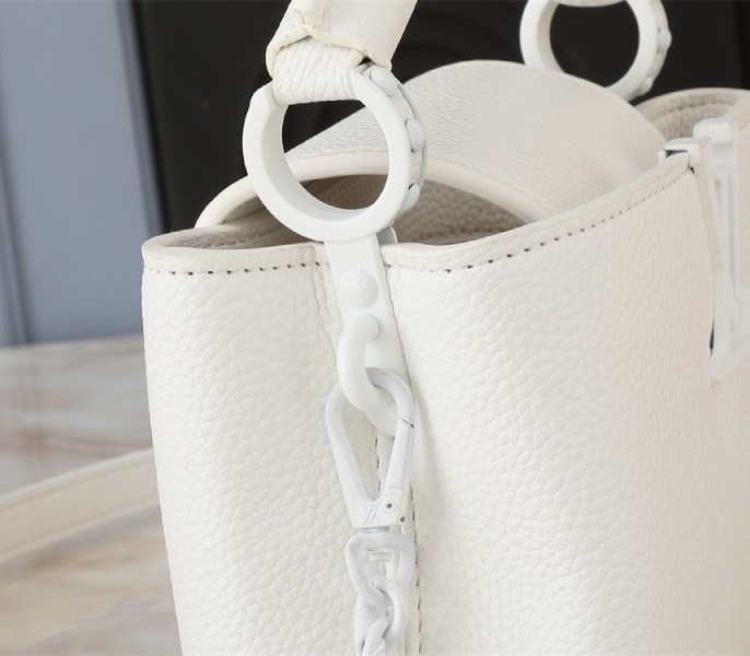 L0vis Vvtt0n Capucines East-West Mini Handbag In Optic White