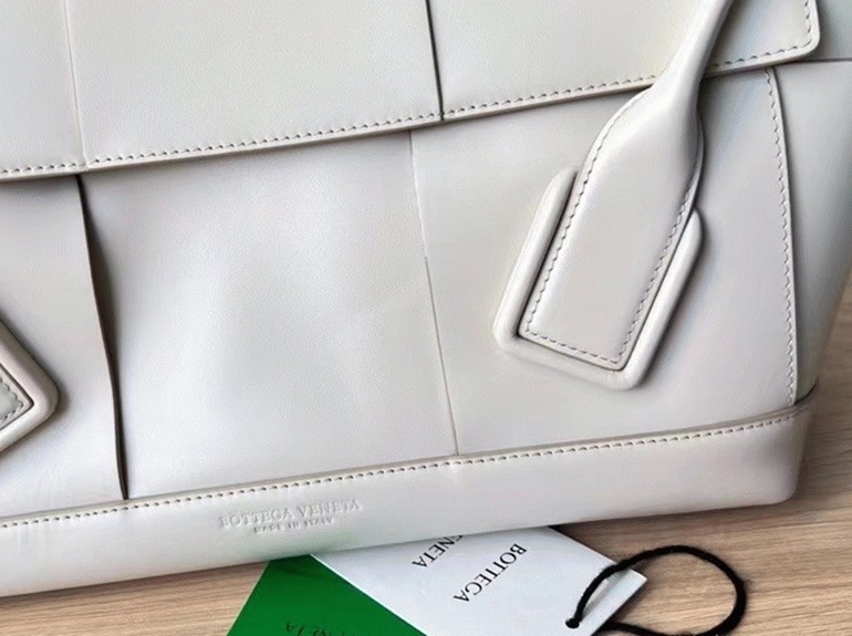 Top Quality Replica B0tt*ga Ven*ta Arco Small Bag In White Intrecciato Calfskin