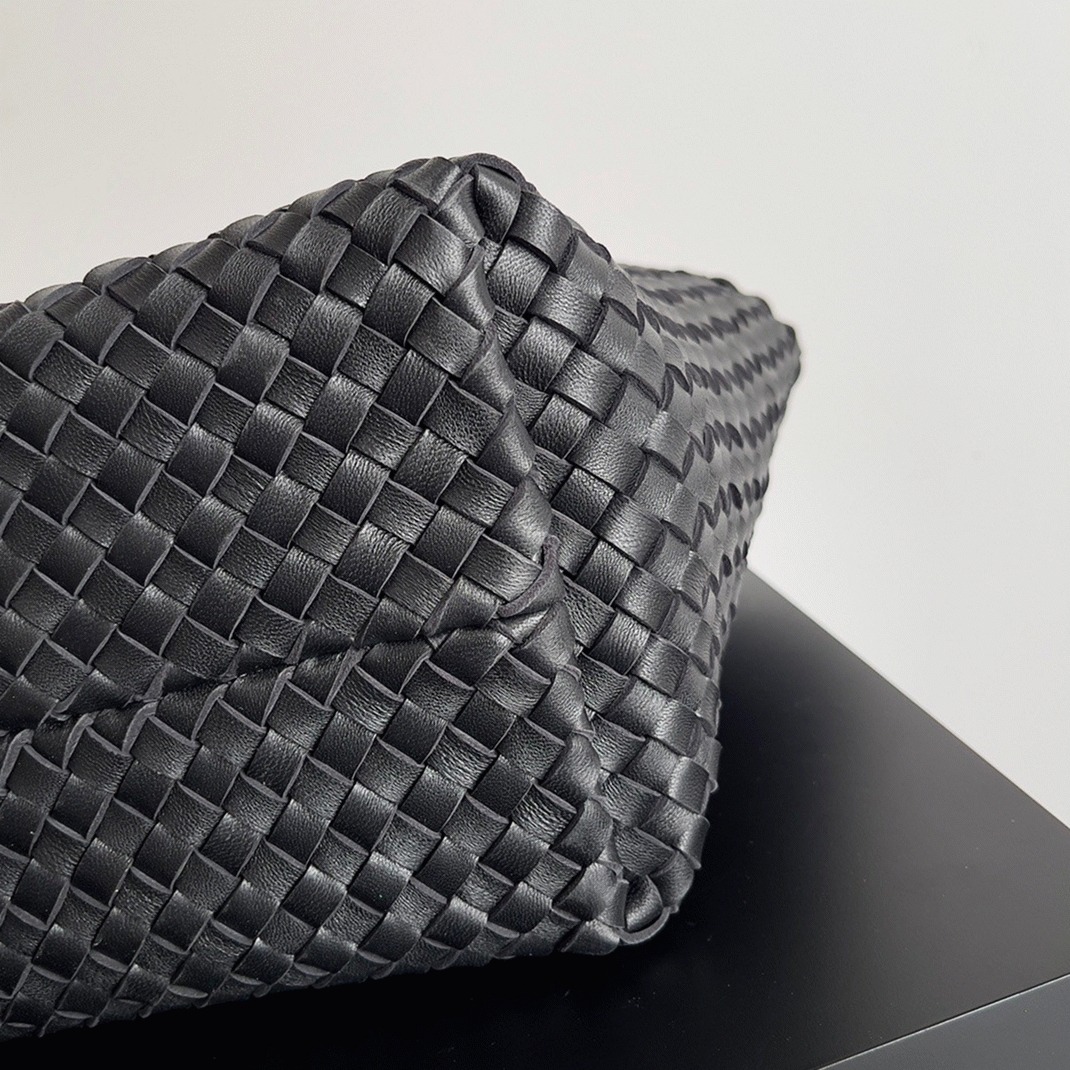 Top Quality Replica B0tt*ga Ven*ta Cabat Medium Bag In Black Intrecciato Lambskin