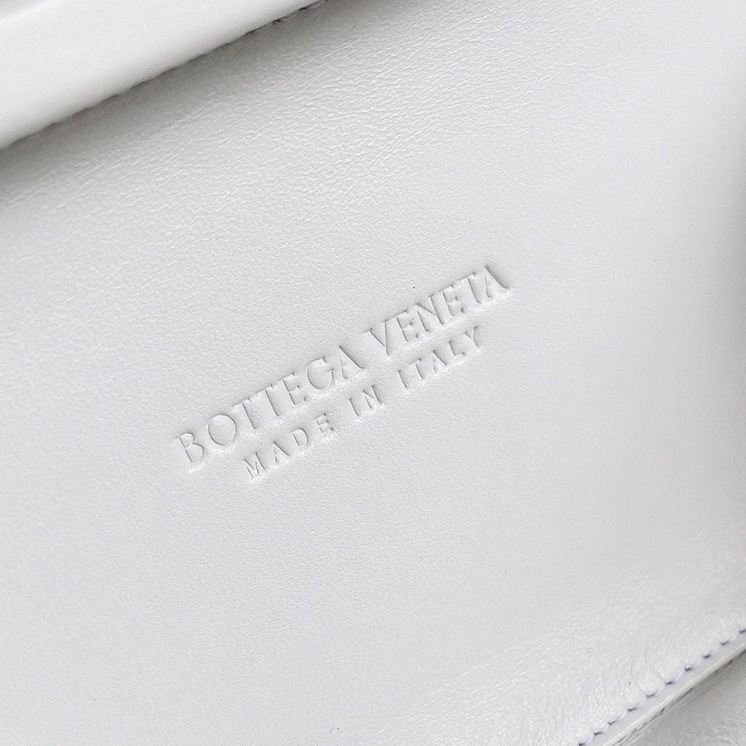 Fake B0tt*ga Ven*ta Knot Minaudiere Clutch White Foulard