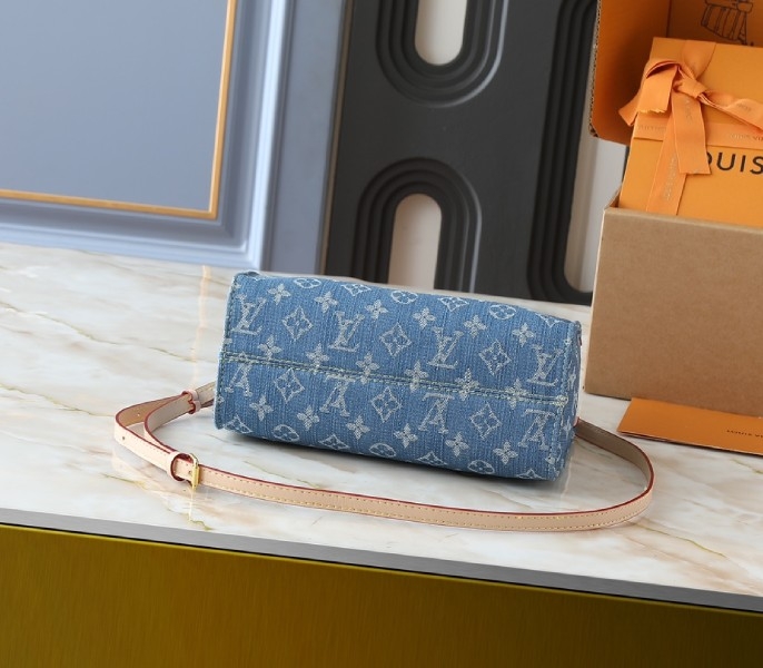 monogram De*1m onthego pm in blue