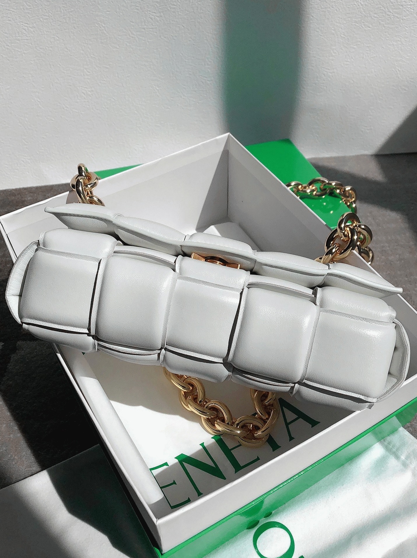 Top Quality Knockoff B0tt*ga Ven*ta Chain Cassette Bag In White