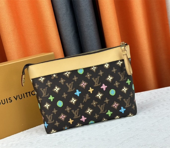 L0vis Vvtt0n Monogram Craggy Voyage Souple Pochette In Chocolate
