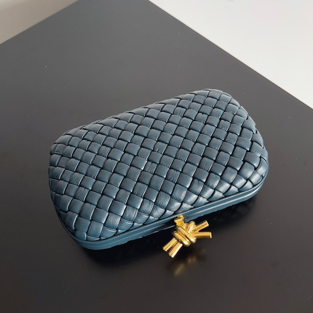 Space Color B0tt*ga Ven*ta Knot Clutch Fake Version