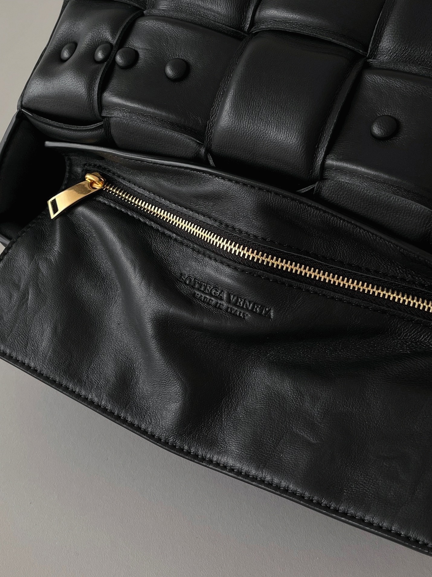 Top Quality Replica B0tt*ga Ven*ta Chain Cassette Bag In Black