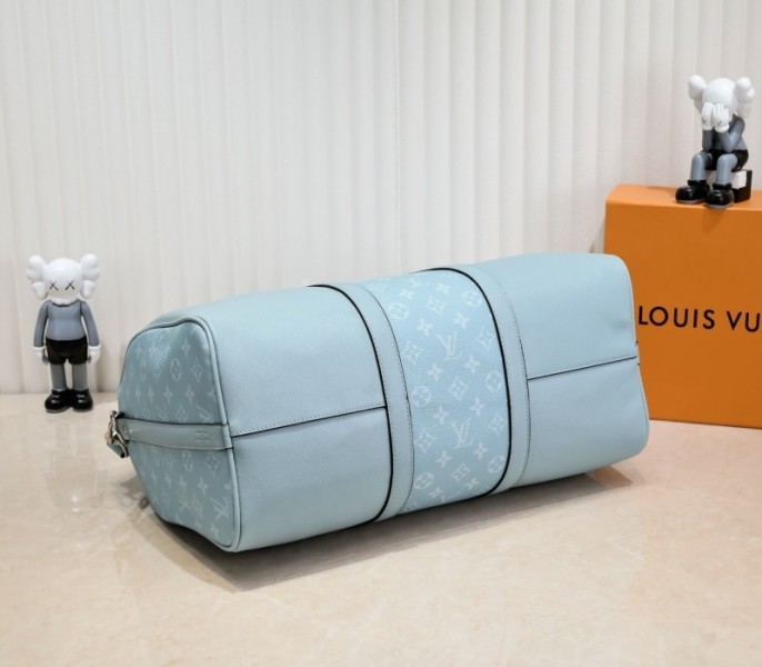 L0vis Vvtt0n Taiga Leather Keepall Bandouliere 50 Travel Bag In Miami Green