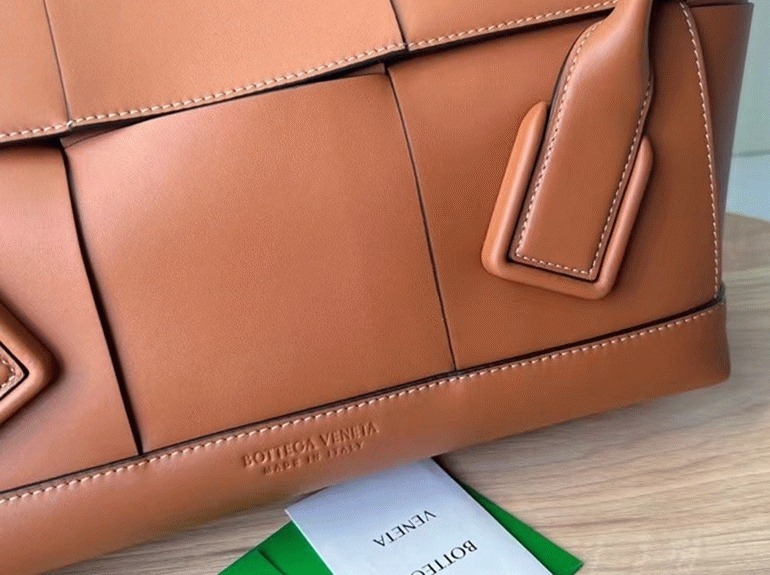 Top Quality Replica B0tt*ga Ven*ta Arco Mini Bag In Caramel Grained Leather