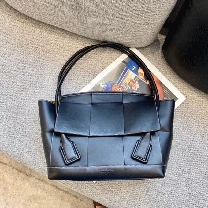 Top Quality Replica B0tt*ga Ven*ta Arco Medium Bag In Black Intrecciato Calfskin