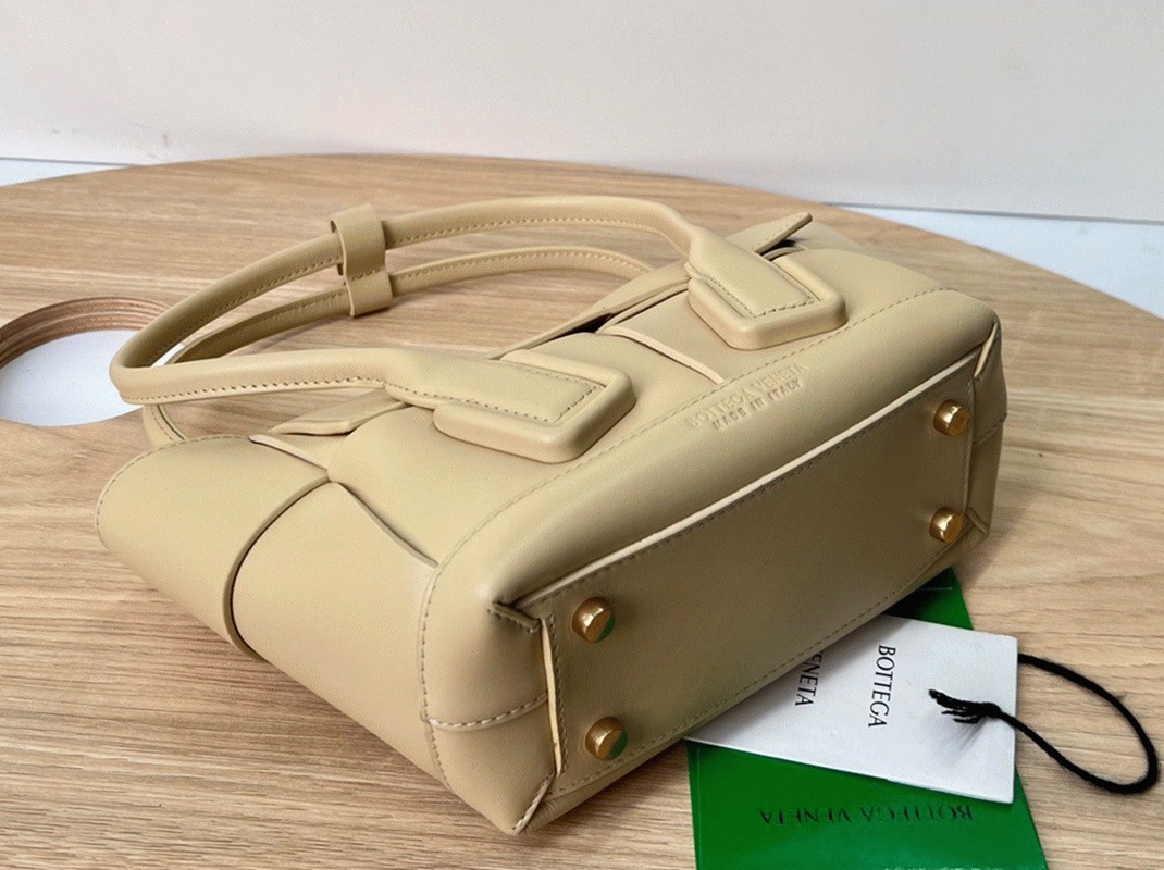 Top Quality Fake B0tt*ga Ven*ta Arco Mini Bag In Beige Intrecciato Calfskin
