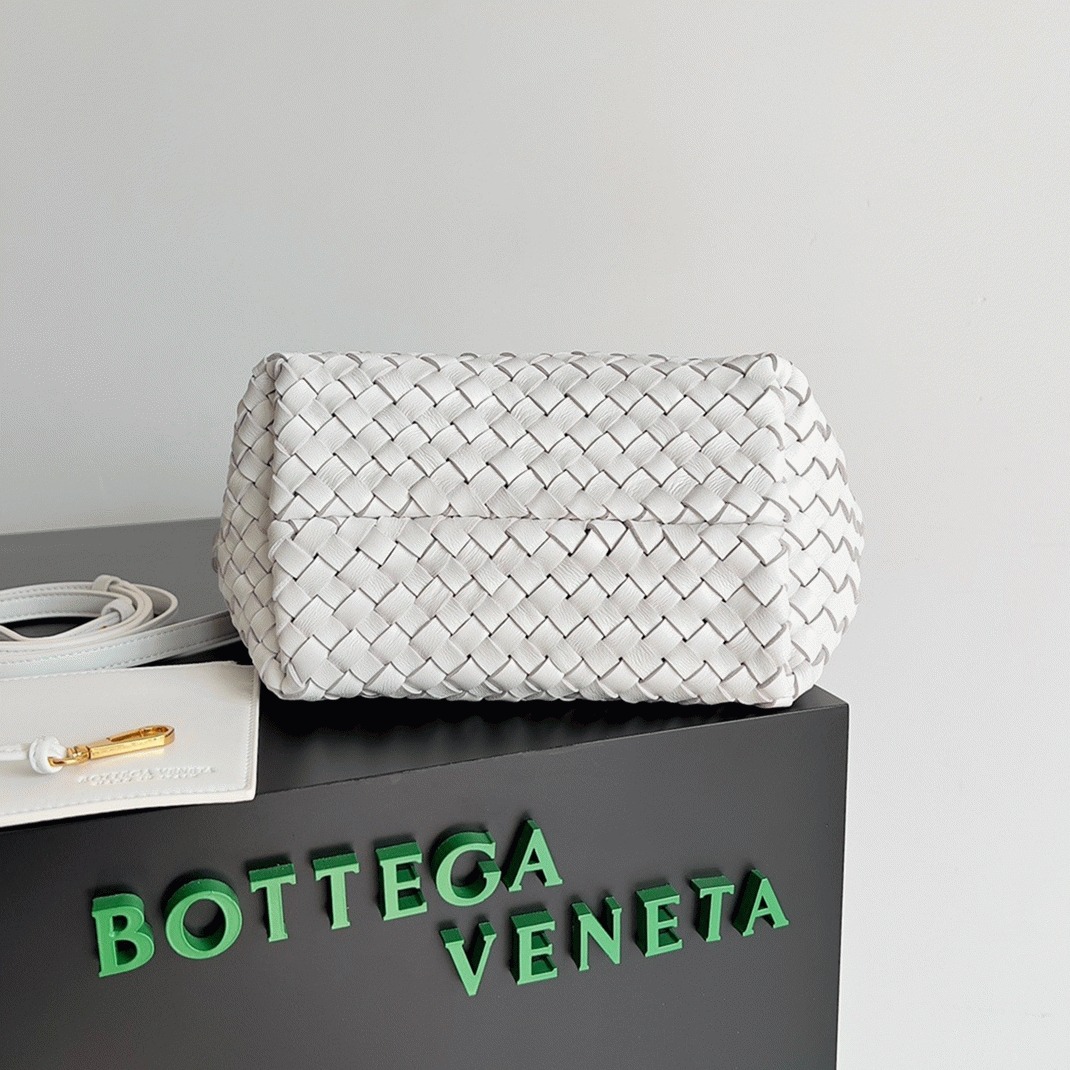 Top Quality Replica B0tt*ga Ven*ta Cabat Mini Bag In White Intrecciato Lambskin