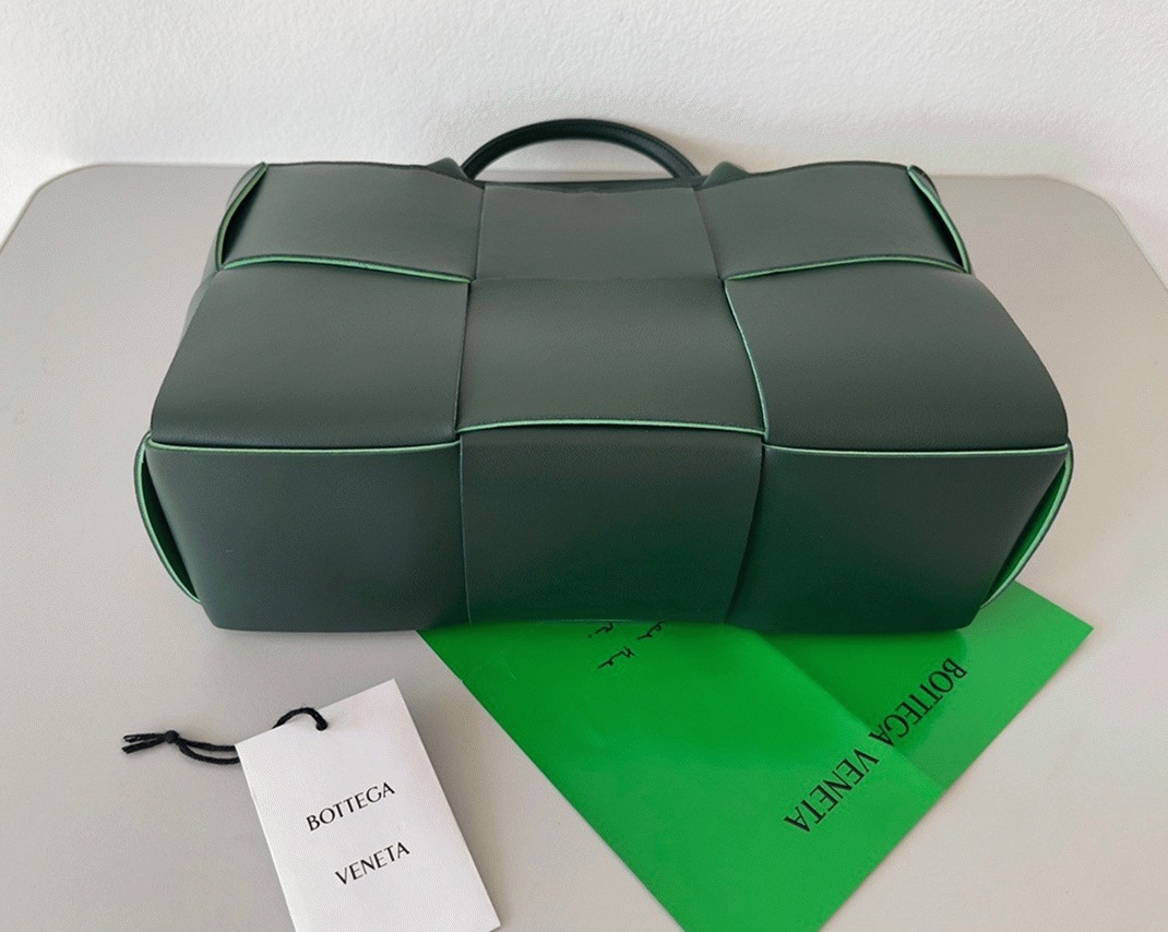 Fake B0tt*ga Ven*ta Arco Medium Tote Green