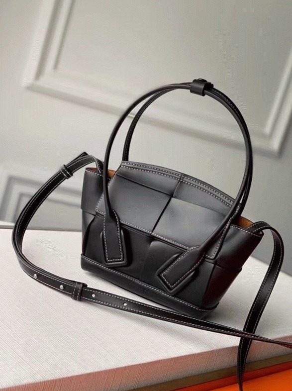 Top Quality Replica B0tt*ga Ven*ta Arco Mini Bag In Black