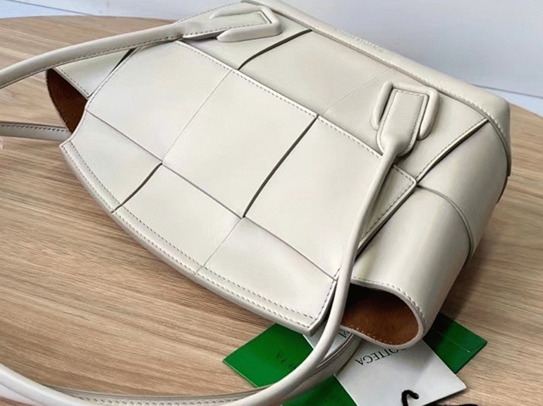 Top Quality Replica B0tt*ga Ven*ta Arco Small Bag In White Intrecciato Leather