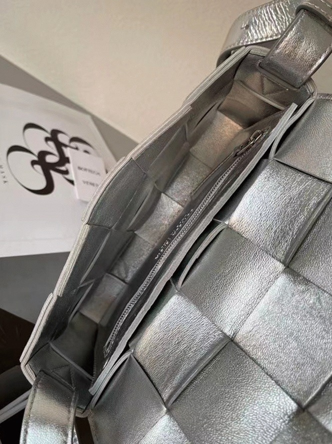 Top Quality Knockoff B0tt*ga Ven*ta Cassette Bag In Silver