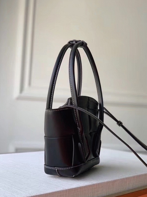 Top Quality Replica B0tt*ga Ven*ta Arco Mini Bag In Black