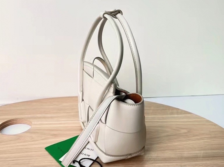 Top Quality Fake B0tt*ga Ven*ta Arco Mini Bag In White