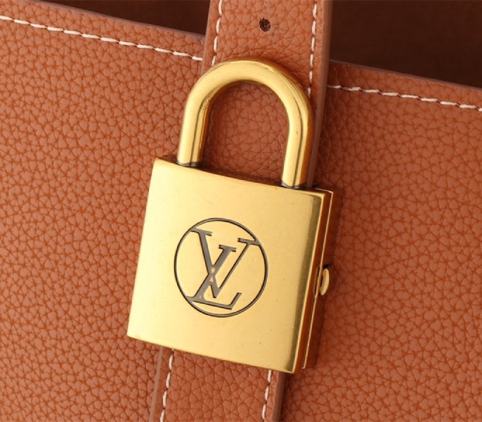 L0vis Vvtt0n Low Key Cabas MM Bag In Cognac Brown