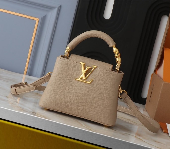 L0vis Vvtt0n Capucines Mini Capucines Handbag In Galet Gray