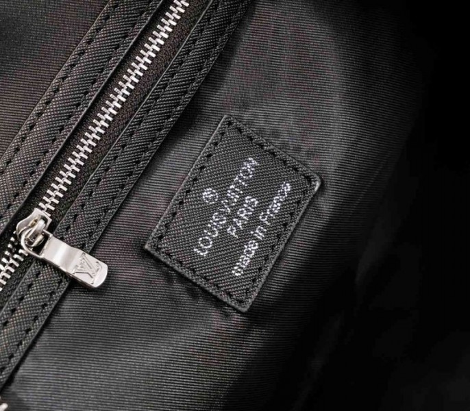 L0vis Vvtt0n Taiga Leather Keepall Bandouliere 50 Travel Bag In Black