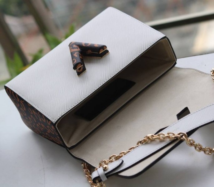 L0vis Vvtt0n Epi Leather Jungle Edition Twist MM Bag In Optic White