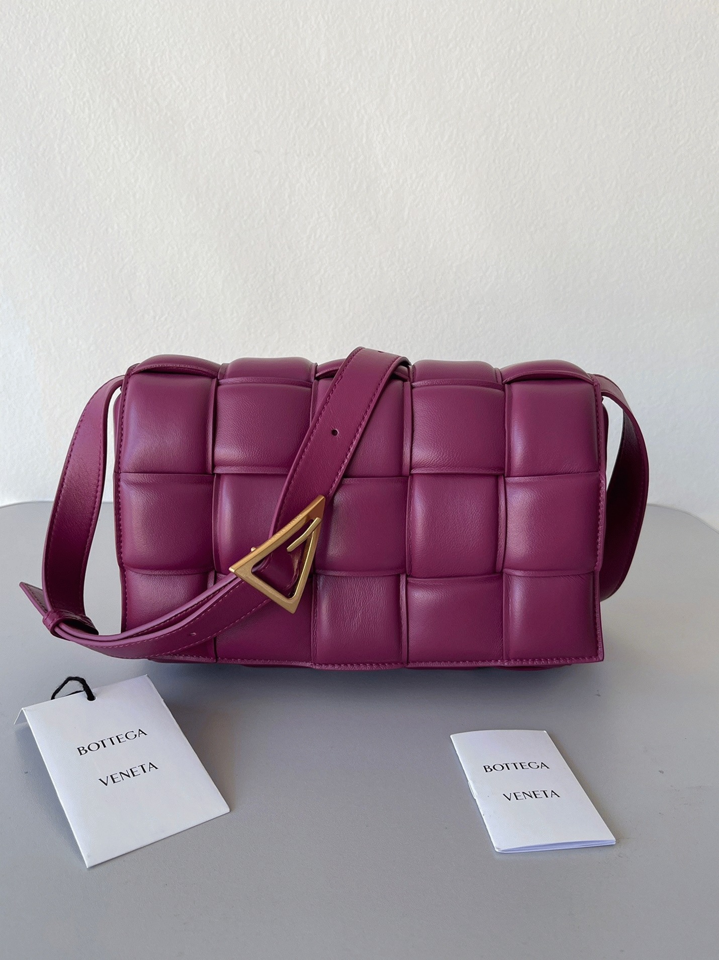 Top Quality Imitation B0tt*ga Ven*ta Padded Cassette Bag In Cinnabar